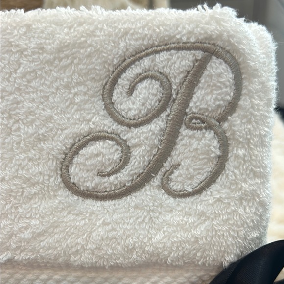 White Monogrammed Bath Towel Set “B” Two hand towels/two full size bath towels - Picture 5 of 5